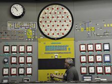 Ein Techniker sitzt in der Schaltzentrale des abgeschalteten Atomkraftwerkes Lubmin