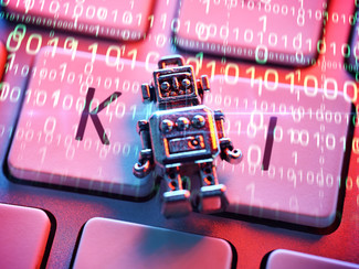 Symbolbild für künstliche Intelligenz: Computertastatur, Roboter und Zahlencode