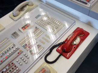 Ein rotes Notfalltelefon auf einer Schaltkonsole in einem Atomkraftwerk