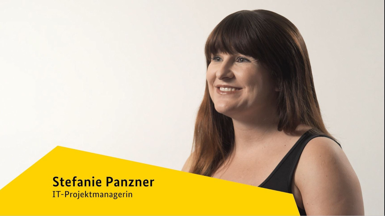 Die IT-Projektmanagerin Stefanie Panzner blickt seitlich in die Kamera